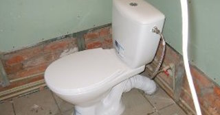 Установка приставного унитаза в Шахтах - монтаж и подключение, СантехДомШхт от 5267 рублей